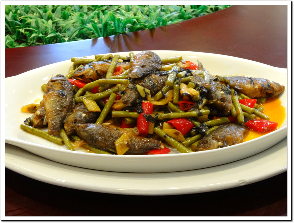 酸豆角焖禾花鱼