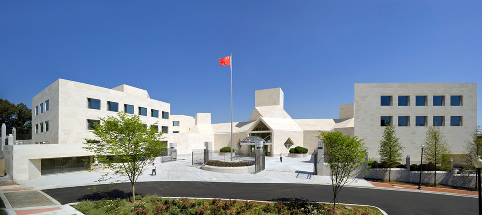 中国驻美大使馆门口现"拆"字